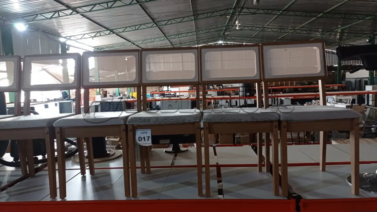 LOTE 017 - 06 CADEIRAS DE MADEIRA COM ASSENTO ALMOFADADO. (NO ESTADO) ATENÇÃO! FAZER A VISITAÇÃO ANTES DE ARREMATAR, NÃO SABEMOS SE FUNCIONA, LEILÃO NÃO TEM GARANTIA E NEM DEVOLUÇÃO, SUJEITO A POSSÍVEIS AVARIAS VISÍVEIS/OCULTAS E/OU AUSÊNCIA DE COMPONENTES.