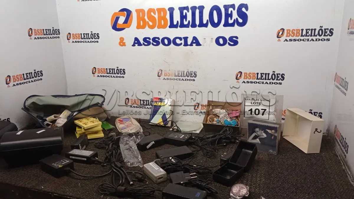 LOTE 107 - 01 LOTE COM FONTES PARA NOTEBOOKS, 01 RELÓGIO DE PULSO SECULUS, 01 RELÓGIO ORION SOL E LUA , 02 CAIXAS ACÚSTICAS INNDOR, BRINCOS E MATERIAIS PARA ESCRITÓRIO.  (NO ESTADO) ATENÇÃO! FAZER A VISITAÇÃO ANTES DE ARREMATAR, NÃO SABEMOS SE FUNCIONA, LEILÃO NÃO TEM GARANTIA E NEM DEVOLUÇÃO, SUJEITO A POSSÍVEIS AVARIAS VISÍVEIS/OCULTAS E/OU AUSÊNCIA DE COMPONENTES.