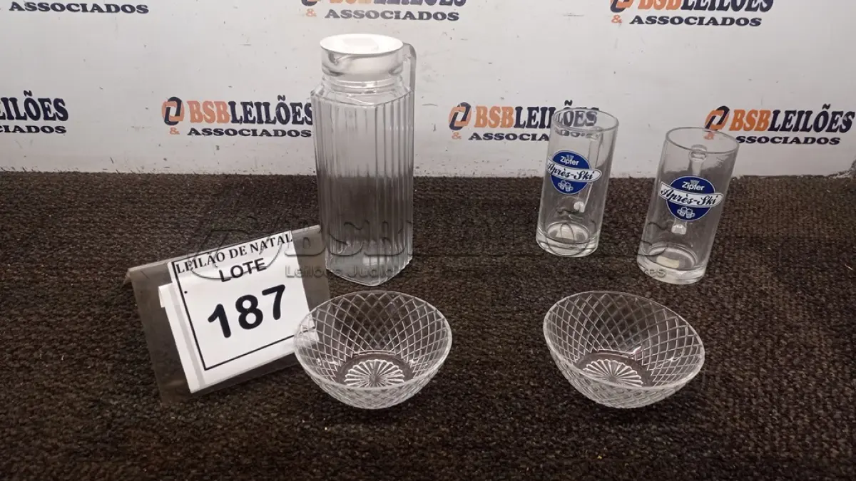 LOTE 187 - 02 COPOS PARA CHOPP, 01 JARRA DE VIDRO E 02 VASILHAS DE VIDRO. (NO ESTADO) ATENÇÃO! FAZER A VISITAÇÃO ANTES DE ARREMATAR, NÃO SABEMOS SE FUNCIONA, LEILÃO NÃO TEM GARANTIA E NEM DEVOLUÇÃO, SUJEITO A POSSÍVEIS AVARIAS VISÍVEIS/OCULTAS E/OU AUSÊNCIA DE COMPONENTES.