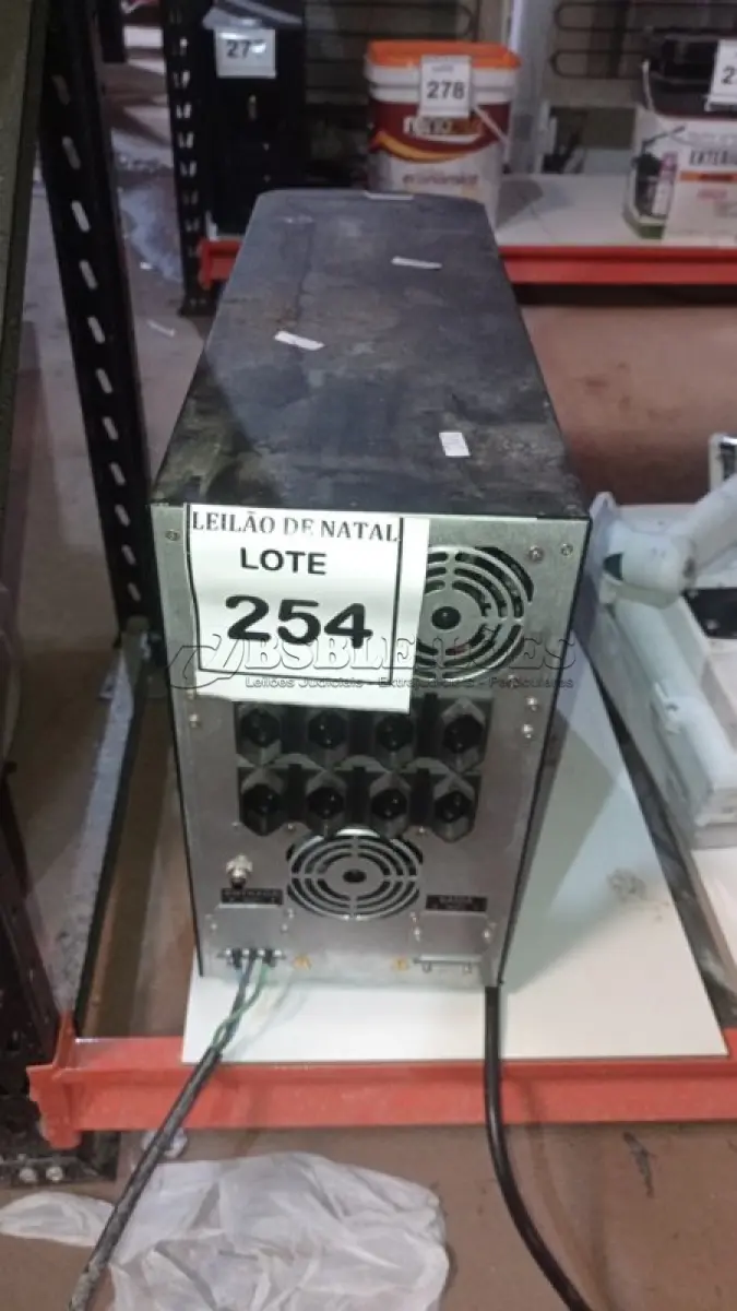 LOTE 254 - 01 NOBREAK MARCA SMS. (NO ESTADO) ATENÇÃO! FAZER A VISITAÇÃO ANTES DE ARREMATAR, NÃO SABEMOS SE FUNCIONA, LEILÃO NÃO TEM GARANTIA E NEM DEVOLUÇÃO, SUJEITO A POSSÍVEIS AVARIAS VISÍVEIS/OCULTAS E/OU AUSÊNCIA DE COMPONENTES.
