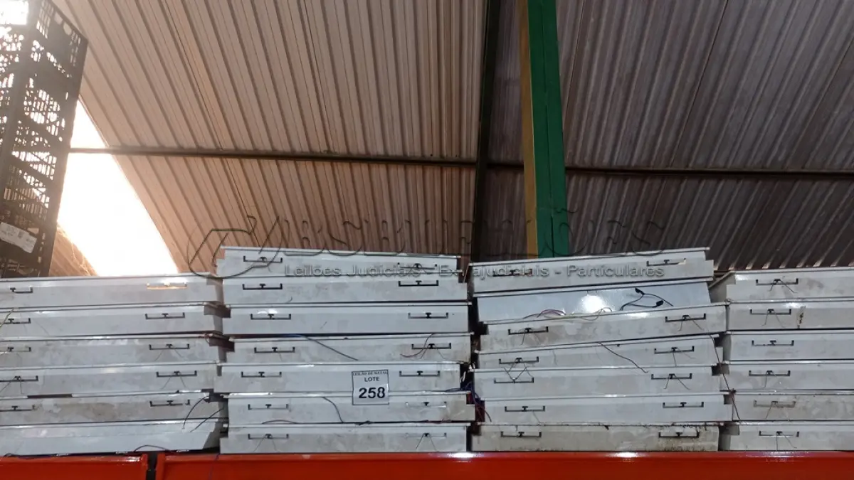 LOTE 258 - 01 LOTE COM GRANDE QUANTIDADE DE LUMINÁRIAS DE EMBUTIR. (NO ESTADO) ATENÇÃO! FAZER A VISITAÇÃO ANTES DE ARREMATAR, NÃO SABEMOS SE FUNCIONA, LEILÃO NÃO TEM GARANTIA E NEM DEVOLUÇÃO, SUJEITO A POSSÍVEIS AVARIAS VISÍVEIS/OCULTAS E/OU AUSÊNCIA DE COMPONENTES.