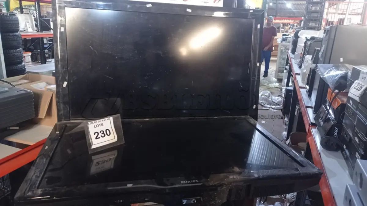 LOTE 230 - 01 TV LCD 42’’ MARCA CCE E 01 TV LCD 40’’ MARCA PHILIPS. (NO ESTADO) ATENÇÃO! FAZER A VISITAÇÃO ANTES DE ARREMATAR, NÃO SABEMOS SE FUNCIONA, LEILÃO NÃO TEM GARANTIA E NEM DEVOLUÇÃO, SUJEITO A POSSÍVEIS AVARIAS VISÍVEIS/OCULTAS E/OU AUSÊNCIA DE COMPONENTES.