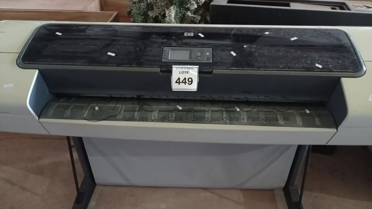 LOTE 449 - 01 PLOTTER MODELO HP DESIGNJET T1100PS. (NO ESTADO) ATENÇÃO! FAZER A VISITAÇÃO ANTES DE ARREMATAR, NÃO SABEMOS SE FUNCIONA, LEILÃO NÃO TEM GARANTIA E NEM DEVOLUÇÃO, SUJEITO A POSSÍVEIS AVARIAS VISÍVEIS/OCULTAS E/OU AUSÊNCIA DE COMPONENTES.