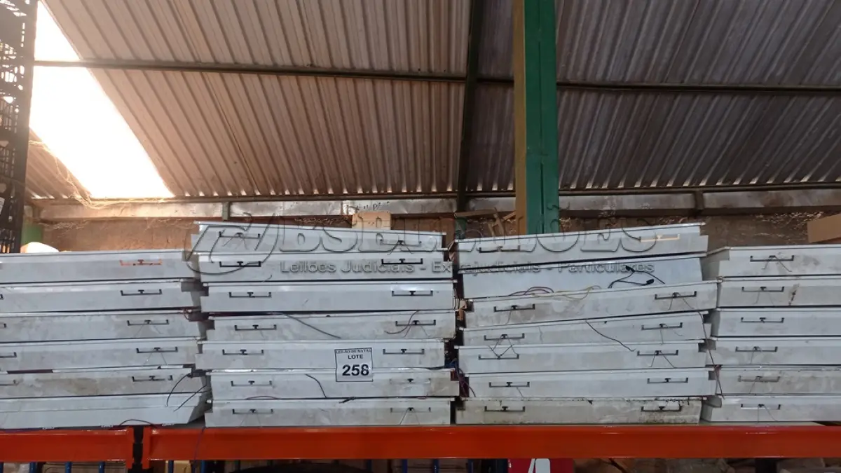 LOTE 258 - 01 LOTE COM GRANDE QUANTIDADE DE LUMINÁRIAS DE EMBUTIR. (NO ESTADO) ATENÇÃO! FAZER A VISITAÇÃO ANTES DE ARREMATAR, NÃO SABEMOS SE FUNCIONA, LEILÃO NÃO TEM GARANTIA E NEM DEVOLUÇÃO, SUJEITO A POSSÍVEIS AVARIAS VISÍVEIS/OCULTAS E/OU AUSÊNCIA DE COMPONENTES.