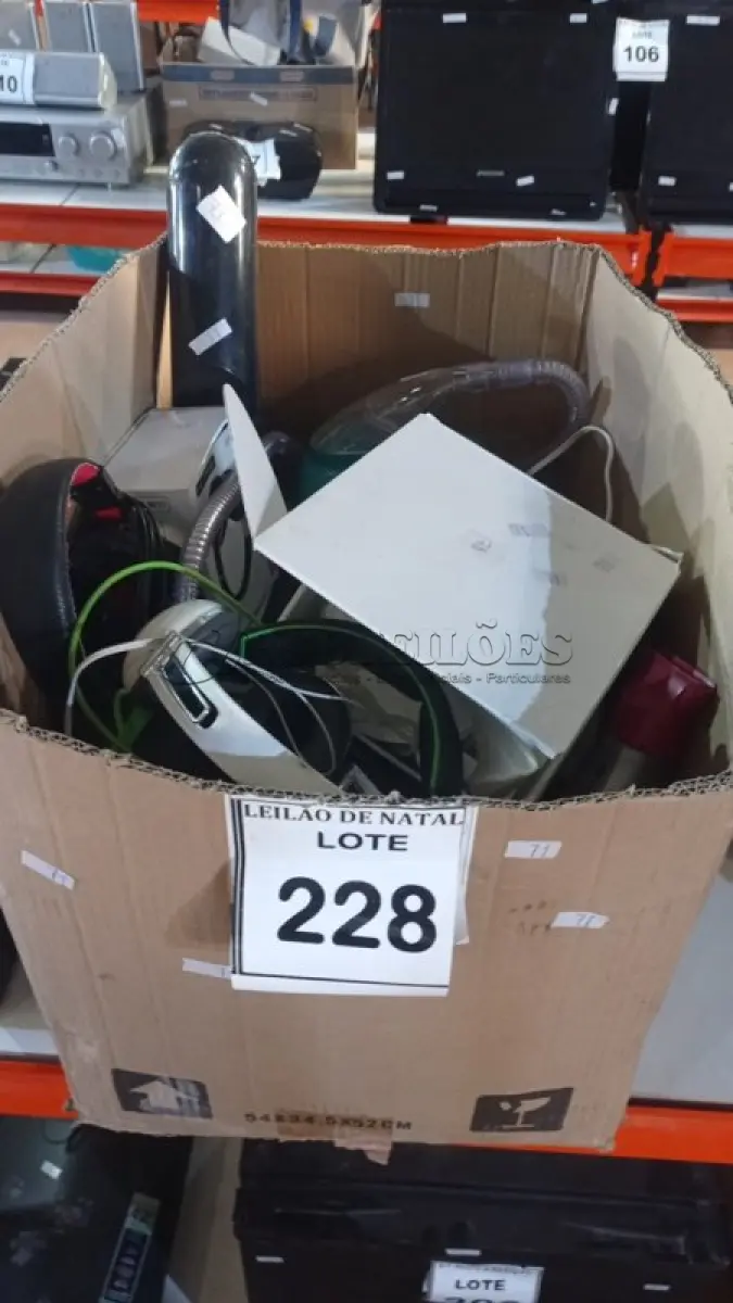 LOTE 228 - 01 LOTE COM NEBULIZADOR, APARELHO DE TELEFONE, VÁRIOS HEADPHONES E PERIFÉRICOS DIVERSOS. (NO ESTADO) ATENÇÃO! FAZER A VISITAÇÃO ANTES DE ARREMATAR, NÃO SABEMOS SE FUNCIONA, LEILÃO NÃO TEM GARANTIA E NEM DEVOLUÇÃO, SUJEITO A POSSÍVEIS AVARIAS VISÍVEIS/OCULTAS E/OU AUSÊNCIA DE COMPONENTES.