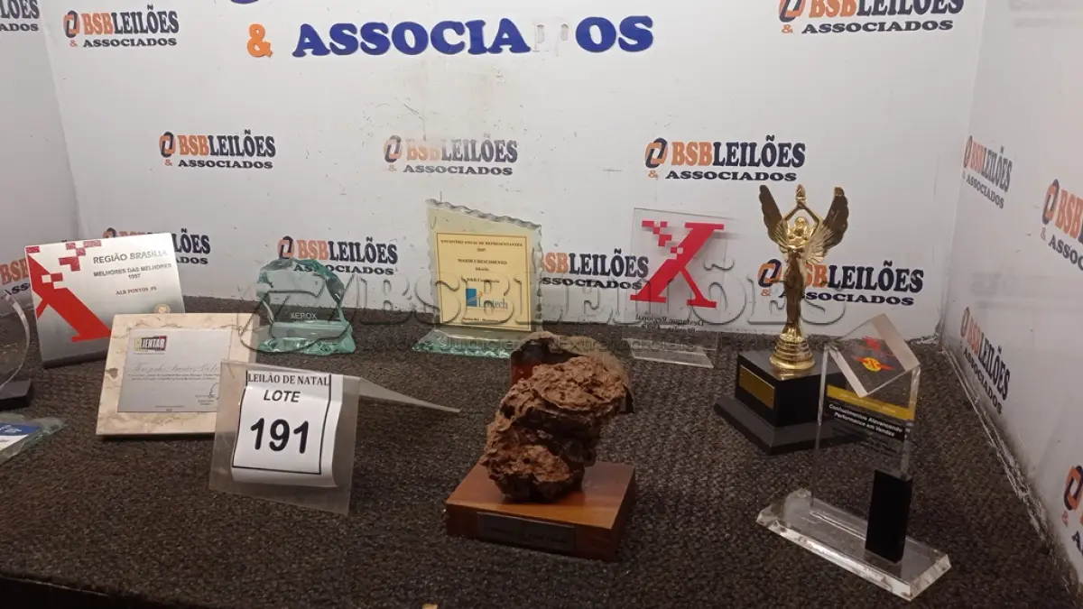LOTE 191 - 01 LOTE COM VÁRIOS TROFÉUS E PLACAS COMEMORATIVAS. (NO ESTADO) ATENÇÃO! FAZER A VISITAÇÃO ANTES DE ARREMATAR, NÃO SABEMOS SE FUNCIONA, LEILÃO NÃO TEM GARANTIA E NEM DEVOLUÇÃO, SUJEITO A POSSÍVEIS AVARIAS VISÍVEIS/OCULTAS E/OU AUSÊNCIA DE COMPONENTES.