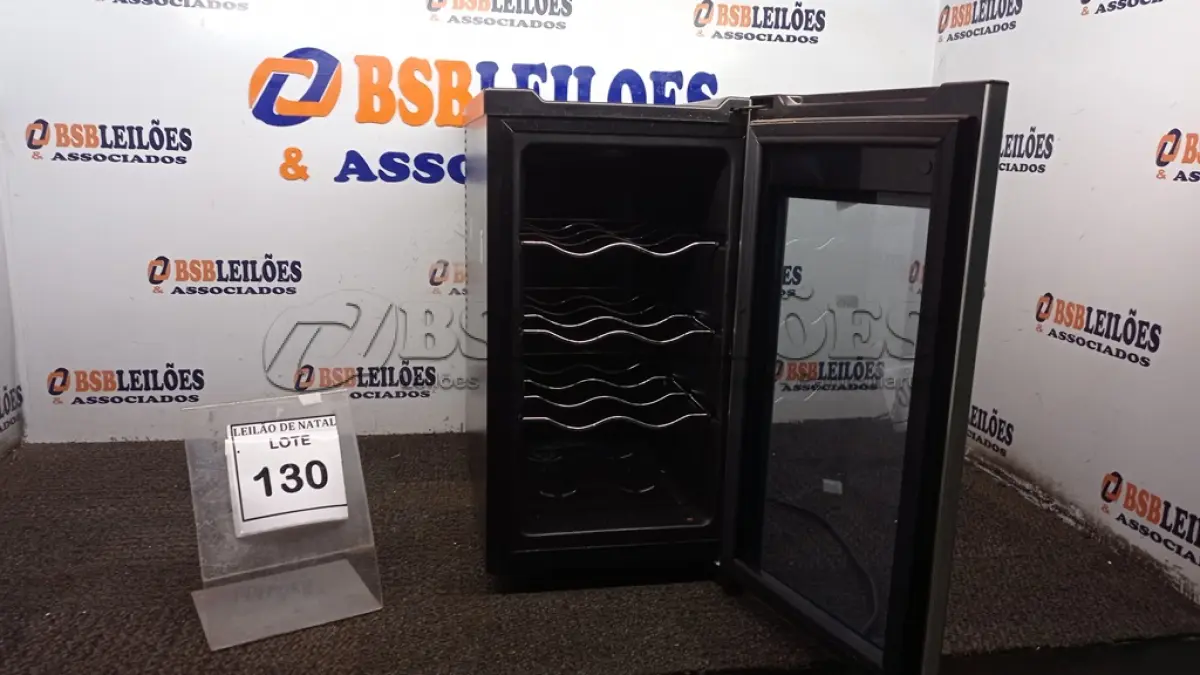 LOTE 130 - 01 ADEGA MARCA MIDEA. (NO ESTADO) ATENÇÃO! FAZER A VISITAÇÃO ANTES DE ARREMATAR, NÃO SABEMOS SE FUNCIONA, LEILÃO NÃO TEM GARANTIA E NEM DEVOLUÇÃO, SUJEITO A POSSÍVEIS AVARIAS VISÍVEIS/OCULTAS E/OU AUSÊNCIA DE COMPONENTES.