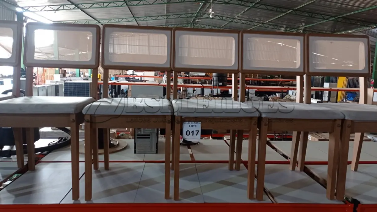 LOTE 017 - 06 CADEIRAS DE MADEIRA COM ASSENTO ALMOFADADO. (NO ESTADO) ATENÇÃO! FAZER A VISITAÇÃO ANTES DE ARREMATAR, NÃO SABEMOS SE FUNCIONA, LEILÃO NÃO TEM GARANTIA E NEM DEVOLUÇÃO, SUJEITO A POSSÍVEIS AVARIAS VISÍVEIS/OCULTAS E/OU AUSÊNCIA DE COMPONENTES.