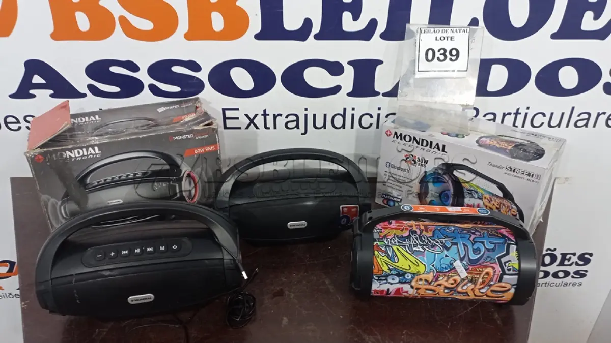 LOTE 039 - 03 CAIXAS DE SOM MARCA MODIAL. (NO ESTADO) ATENÇÃO! FAZER A VISITAÇÃO ANTES DE ARREMATAR, NÃO SABEMOS SE FUNCIONA, LEILÃO NÃO TEM GARANTIA E NEM DEVOLUÇÃO, SUJEITO A POSSÍVEIS AVARIAS VISÍVEIS/OCULTAS E/OU AUSÊNCIA DE COMPONENTES.