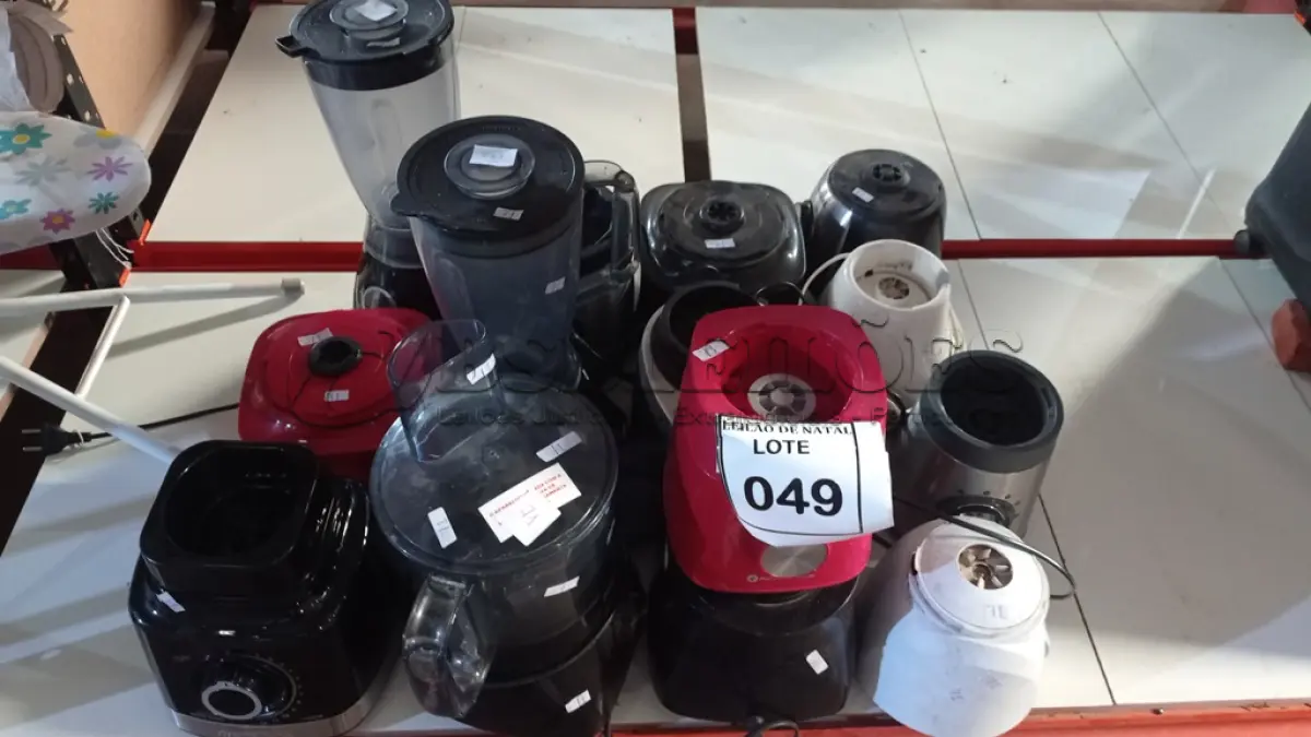 LOTE 049 - 01 LOTE COM VÁRIOS MOTORES DE LIQUIDIFICADORES SENDO 03 COM COPO, MARCAS E MODELOS DIVERSOS. (NO ESTADO) ATENÇÃO! FAZER A VISITAÇÃO ANTES DE ARREMATAR, NÃO SABEMOS SE FUNCIONA, LEILÃO NÃO TEM GARANTIA E NEM DEVOLUÇÃO, SUJEITO A POSSÍVEIS AVARIAS VISÍVEIS/OCULTAS E/OU AUSÊNCIA DE COMPONENTES.