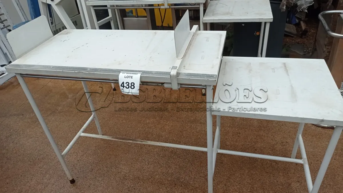 LOTE 438 - 01 MESA DE FERRO LABORATORIAL. (NO ESTADO) ATENÇÃO! FAZER A VISITAÇÃO ANTES DE ARREMATAR, NÃO SABEMOS SE FUNCIONA, LEILÃO NÃO TEM GARANTIA E NEM DEVOLUÇÃO, SUJEITO A POSSÍVEIS AVARIAS VISÍVEIS/OCULTAS E/OU AUSÊNCIA DE COMPONENTES.
