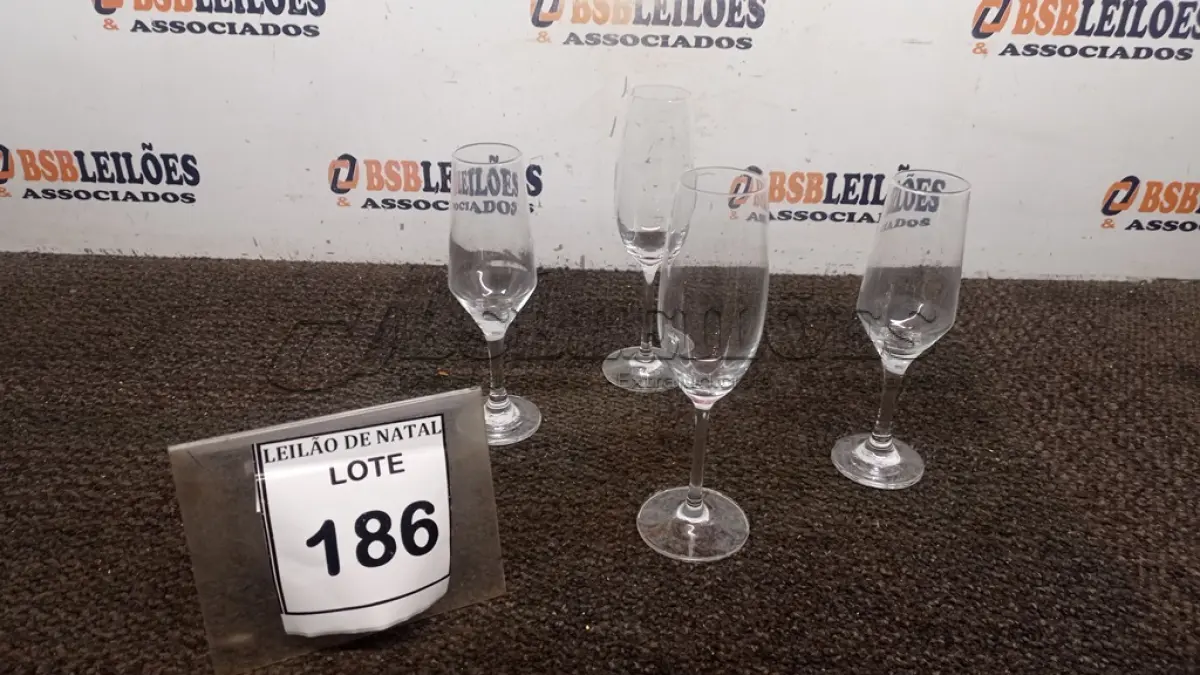 LOTE 186 - 04 TAÇAS PARA ESPUMANTE. (NO ESTADO) ATENÇÃO! FAZER A VISITAÇÃO ANTES DE ARREMATAR, NÃO SABEMOS SE FUNCIONA, LEILÃO NÃO TEM GARANTIA E NEM DEVOLUÇÃO, SUJEITO A POSSÍVEIS AVARIAS VISÍVEIS/OCULTAS E/OU AUSÊNCIA DE COMPONENTES.