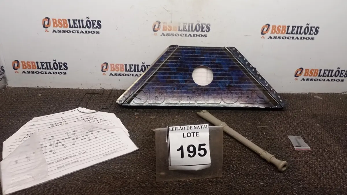 LOTE 195 - 01 MINI CÍTARA E 01 FLAUTA DOCE. (NO ESTADO) ATENÇÃO! FAZER A VISITAÇÃO ANTES DE ARREMATAR, NÃO SABEMOS SE FUNCIONA, LEILÃO NÃO TEM GARANTIA E NEM DEVOLUÇÃO, SUJEITO A POSSÍVEIS AVARIAS VISÍVEIS/OCULTAS E/OU AUSÊNCIA DE COMPONENTES.