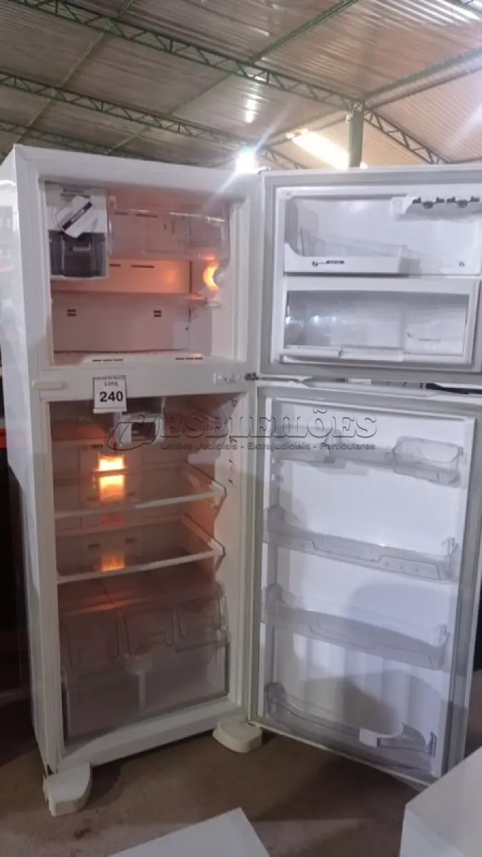 LOTE 240 - 01 GELADEIRA FROST FREE 429L MARCA BRASTEMP ATIVE 220V. (NO ESTADO) ATENÇÃO! FAZER A VISITAÇÃO ANTES DE ARREMATAR, NÃO SABEMOS SE FUNCIONA, LEILÃO NÃO TEM GARANTIA E NEM DEVOLUÇÃO, SUJEITO A POSSÍVEIS AVARIAS VISÍVEIS/OCULTAS E/OU AUSÊNCIA DE COMPONENTES.