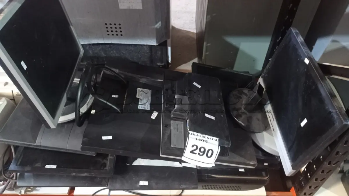 LOTE 290 - 01 LOTE COM VÁRIOS MONITORES DE MARCAS E MODELOS DIVERSOS. (NO ESTADO) ATENÇÃO! FAZER A VISITAÇÃO ANTES DE ARREMATAR, NÃO SABEMOS SE FUNCIONA, LEILÃO NÃO TEM GARANTIA E NEM DEVOLUÇÃO, SUJEITO A POSSÍVEIS AVARIAS VISÍVEIS/OCULTAS E/OU AUSÊNCIA DE COMPONENTES.
