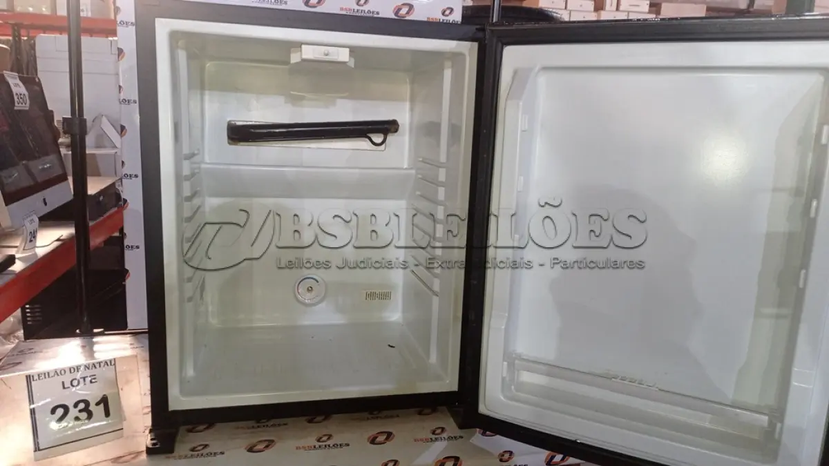 LOTE 231 - 01 FRIGOBAR. (NO ESTADO) ATENÇÃO! FAZER A VISITAÇÃO ANTES DE ARREMATAR, NÃO SABEMOS SE FUNCIONA, LEILÃO NÃO TEM GARANTIA E NEM DEVOLUÇÃO, SUJEITO A POSSÍVEIS AVARIAS VISÍVEIS/OCULTAS E/OU AUSÊNCIA DE COMPONENTES.