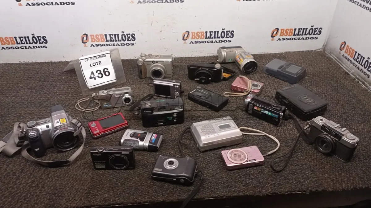 LOTE 436 - 14 CÂMERAS FOTOGRÁFICAS E 05 GRAVADORES DE VOZ MARCAS E MODELOS DIVERSOS. (NO ESTADO) ATENÇÃO! FAZER A VISITAÇÃO ANTES DE ARREMATAR, NÃO SABEMOS SE FUNCIONA, LEILÃO NÃO TEM GARANTIA E NEM DEVOLUÇÃO, SUJEITO A POSSÍVEIS AVARIAS VISÍVEIS/OCULTAS E/OU AUSÊNCIA DE COMPONENTES.