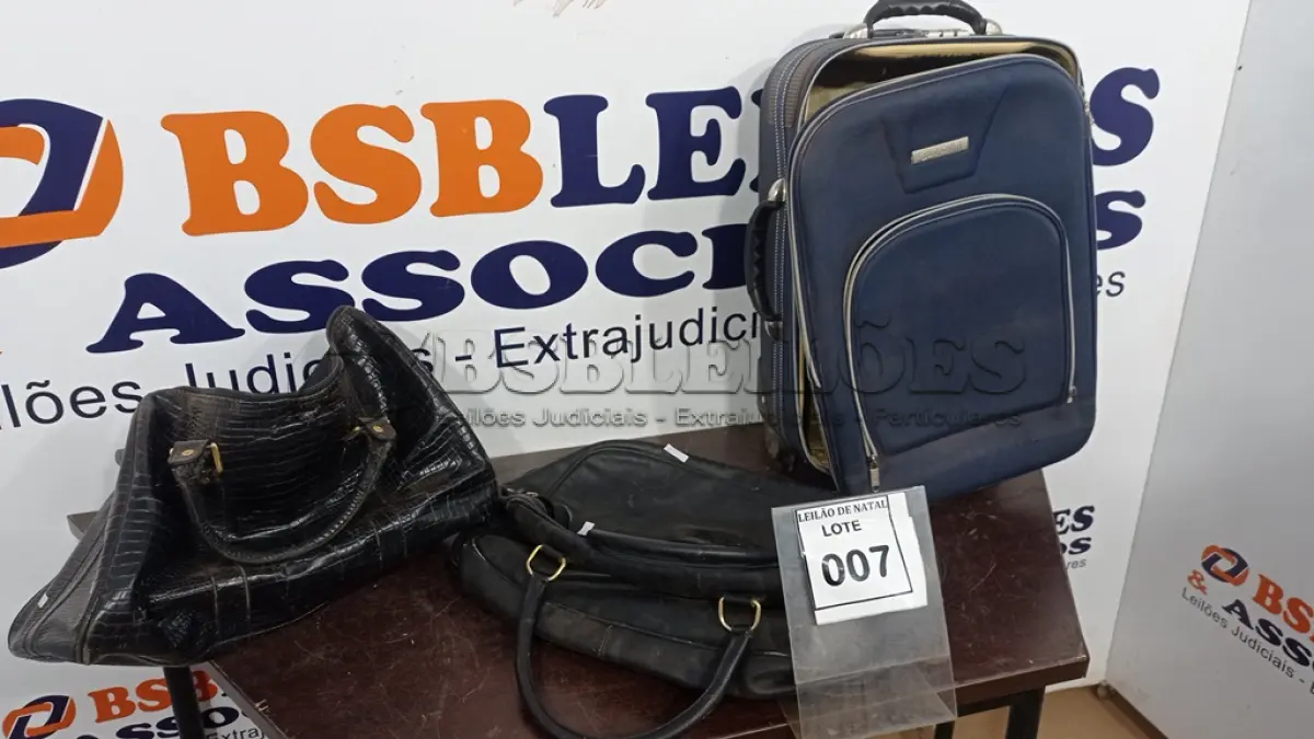 LOTE 007 - 01 MALA COM RODINHAS E 02 BOLSAS. (NO ESTADO) ATENÇÃO! FAZER A VISITAÇÃO ANTES DE ARREMATAR, NÃO SABEMOS SE FUNCIONA, LEILÃO NÃO TEM GARANTIA E NEM DEVOLUÇÃO, SUJEITO A POSSÍVEIS AVARIAS VISÍVEIS/OCULTAS E/OU AUSÊNCIA DE COMPONENTES.