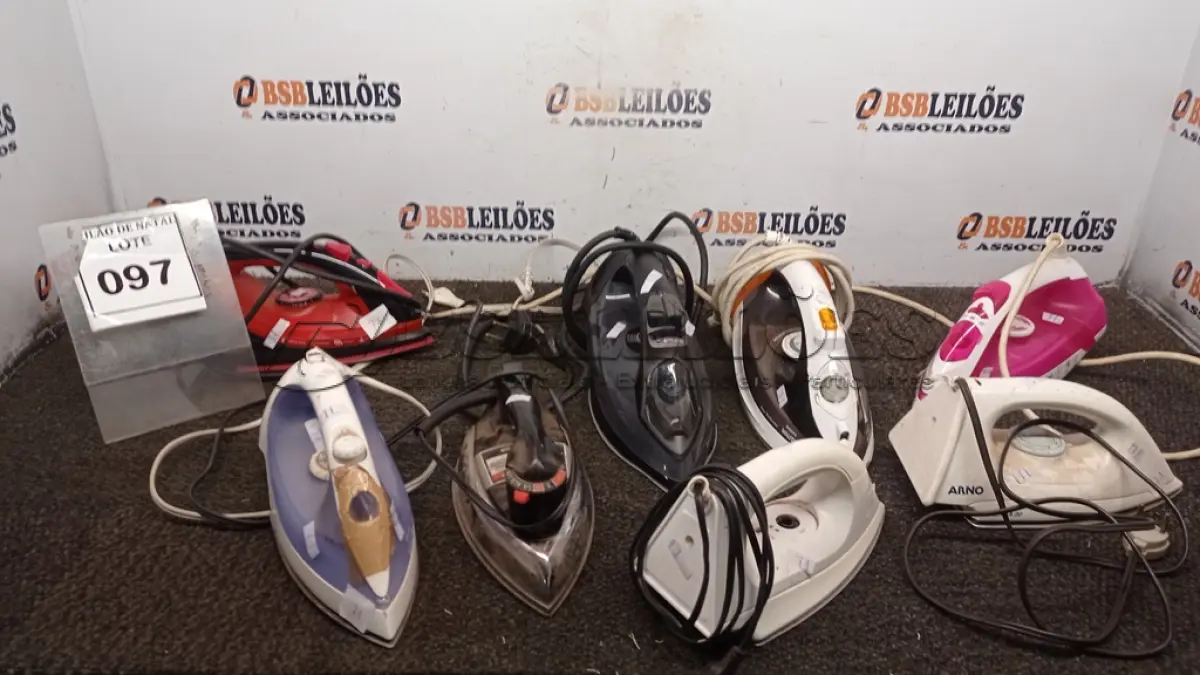 LOTE 097 - 08 FERROS DE PASSAR ROUPAS MARCAS E MODELOS DIVERSOS. (NO ESTADO) ATENÇÃO! FAZER A VISITAÇÃO ANTES DE ARREMATAR, NÃO SABEMOS SE FUNCIONA, LEILÃO NÃO TEM GARANTIA E NEM DEVOLUÇÃO, SUJEITO A POSSÍVEIS AVARIAS VISÍVEIS/OCULTAS E/OU AUSÊNCIA DE COMPONENTES.