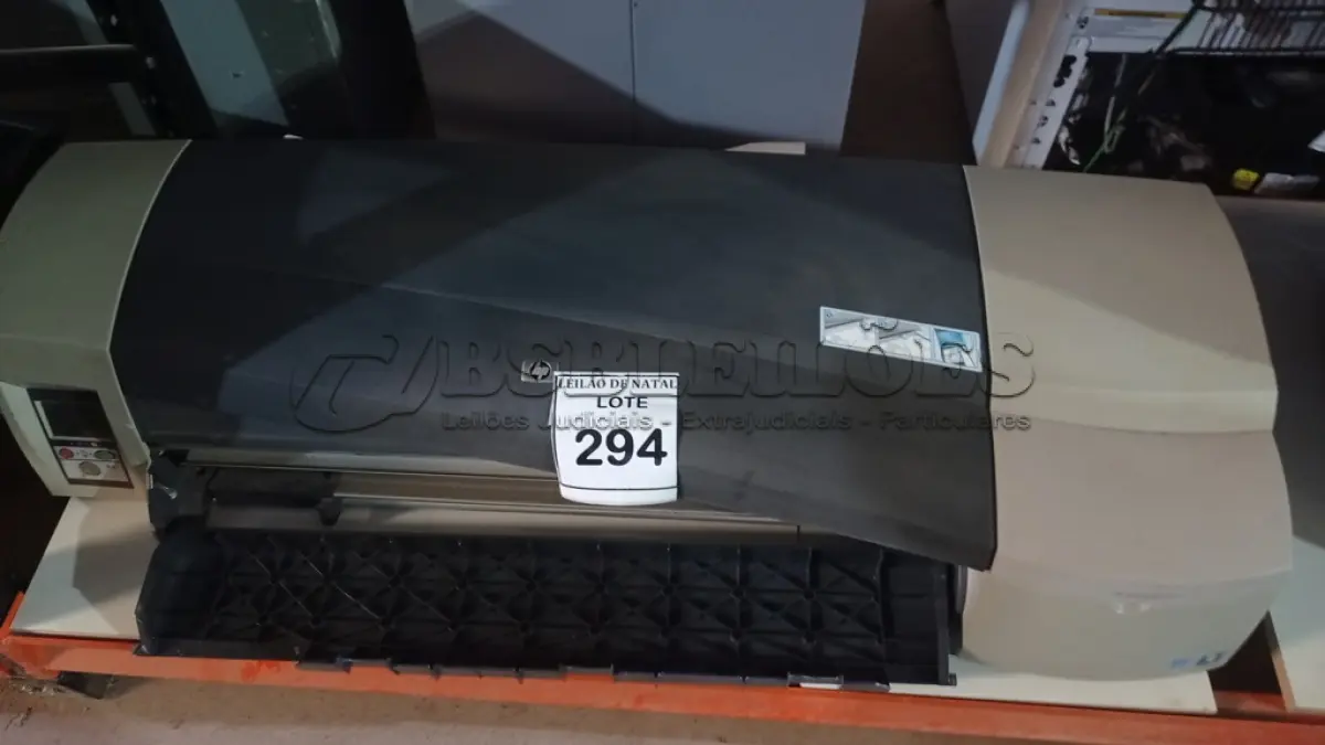 LOTE 294 - 01 PLOTTER DE MESA MODELO DESIGNJET 111 MARCA HP. (NO ESTADO) ATENÇÃO! FAZER A VISITAÇÃO ANTES DE ARREMATAR, NÃO SABEMOS SE FUNCIONA, LEILÃO NÃO TEM GARANTIA E NEM DEVOLUÇÃO, SUJEITO A POSSÍVEIS AVARIAS VISÍVEIS/OCULTAS E/OU AUSÊNCIA DE COMPONENTES.