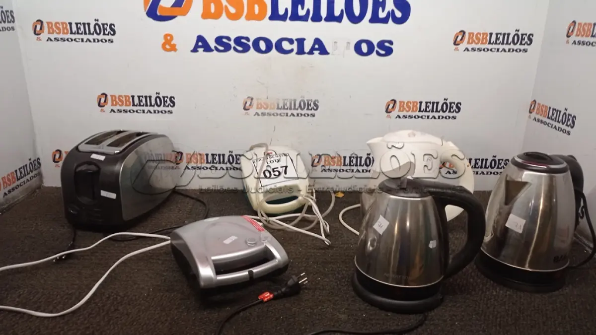 LOTE 057 - 02 SANDUICHEIRAS, 01 TORRADEIRA E 03 CHALEIRAS ELÉTRICAS. (NO ESTADO) ATENÇÃO! FAZER A VISITAÇÃO ANTES DE ARREMATAR, NÃO SABEMOS SE FUNCIONA, LEILÃO NÃO TEM GARANTIA E NEM DEVOLUÇÃO, SUJEITO A POSSÍVEIS AVARIAS VISÍVEIS/OCULTAS E/OU AUSÊNCIA DE COMPONENTES.
