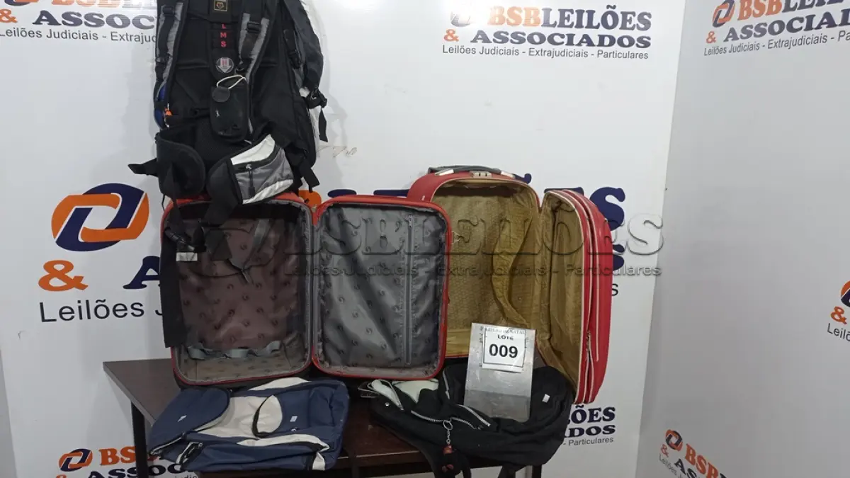LOTE 009 - 02 MALAS COM RODINHAS E 03 BOLSAS. (NO ESTADO) ATENÇÃO! FAZER A VISITAÇÃO ANTES DE ARREMATAR, NÃO SABEMOS SE FUNCIONA, LEILÃO NÃO TEM GARANTIA E NEM DEVOLUÇÃO, SUJEITO A POSSÍVEIS AVARIAS VISÍVEIS/OCULTAS E/OU AUSÊNCIA DE COMPONENTES.