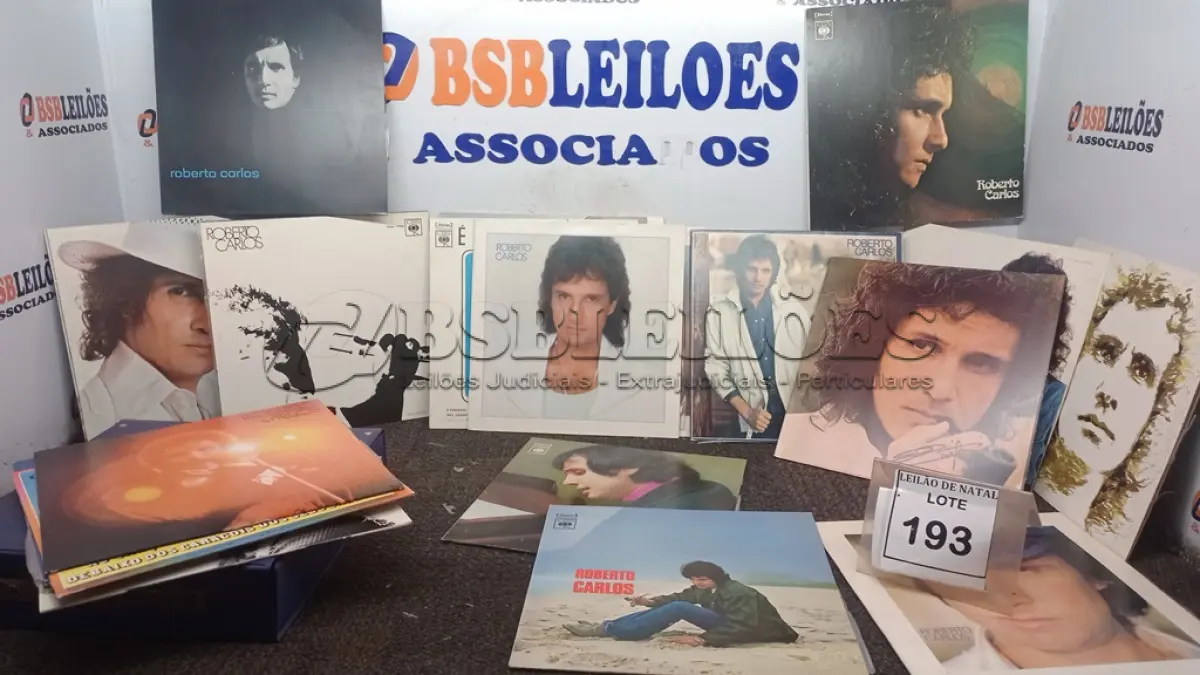 LOTE 193 - 01 COLEÇÃO DE DISCOS DO ARTISTA ROBERTO CARLOS. (NO ESTADO) ATENÇÃO! FAZER A VISITAÇÃO ANTES DE ARREMATAR, NÃO SABEMOS SE FUNCIONA, LEILÃO NÃO TEM GARANTIA E NEM DEVOLUÇÃO, SUJEITO A POSSÍVEIS AVARIAS VISÍVEIS/OCULTAS E/OU AUSÊNCIA DE COMPONENTES.