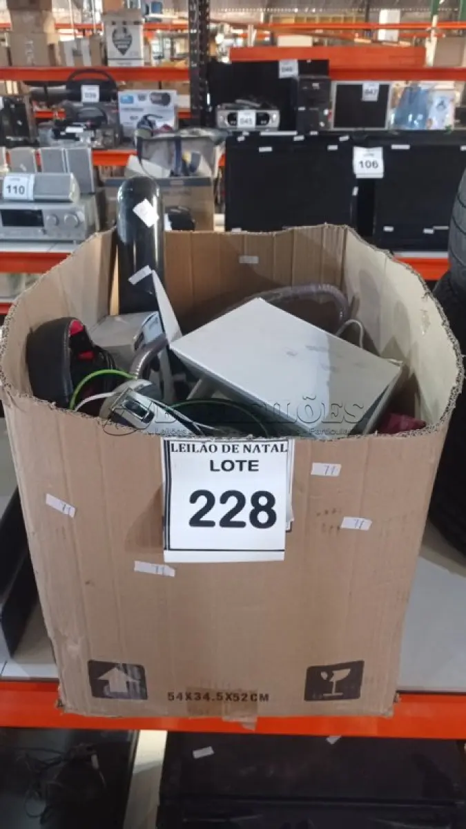 LOTE 228 - 01 LOTE COM NEBULIZADOR, APARELHO DE TELEFONE, VÁRIOS HEADPHONES E PERIFÉRICOS DIVERSOS. (NO ESTADO) ATENÇÃO! FAZER A VISITAÇÃO ANTES DE ARREMATAR, NÃO SABEMOS SE FUNCIONA, LEILÃO NÃO TEM GARANTIA E NEM DEVOLUÇÃO, SUJEITO A POSSÍVEIS AVARIAS VISÍVEIS/OCULTAS E/OU AUSÊNCIA DE COMPONENTES.