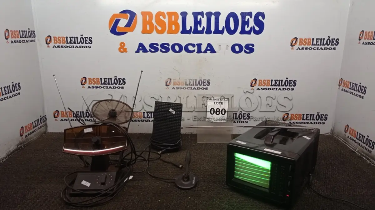 LOTE 080 - 01 TV AM/FM RADIO 5’’ COLORIDA MARCA SPECTRUM E 03 ANTENAS. (NO ESTADO) ATENÇÃO! FAZER A VISITAÇÃO ANTES DE ARREMATAR, NÃO SABEMOS SE FUNCIONA, LEILÃO NÃO TEM GARANTIA E NEM DEVOLUÇÃO, SUJEITO A POSSÍVEIS AVARIAS VISÍVEIS/OCULTAS E/OU AUSÊNCIA DE COMPONENTES.
