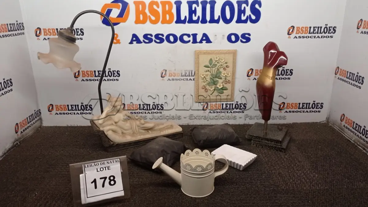LOTE 178 - 01 ABAJUR COM ESCULTURA DECORATIVA, 01 ESCULTURA DECORATIVA DE MADEIRA, 01 QUADRO DE PEDRA DECORATIVA, 01 REGADOR DECORATIVO E 02 PESOS DE PORTA. (NO ESTADO) ATENÇÃO! FAZER A VISITAÇÃO ANTES DE ARREMATAR, NÃO SABEMOS SE FUNCIONA, LEILÃO NÃO TEM GARANTIA E NEM DEVOLUÇÃO, SUJEITO A POSSÍVEIS AVARIAS VISÍVEIS/OCULTAS E/OU AUSÊNCIA DE COMPONENTES.