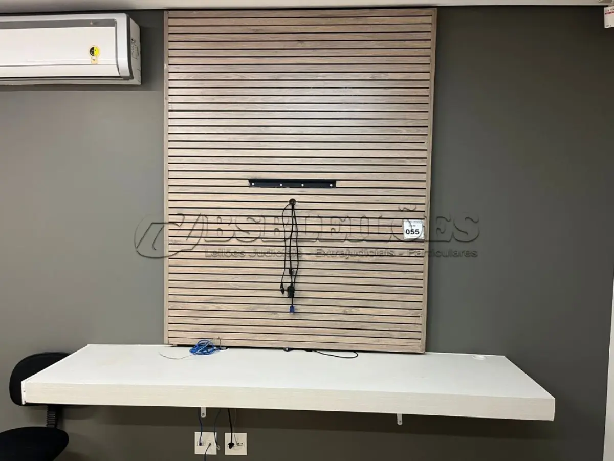 LOTE 055 - 01 PAINEL EM MADEIRA. (NO ESTADO) ATENÇÃO! FAZER A VISITAÇÃO ANTES DE ARREMATAR, NÃO SABEMOS SE FUNCIONA, LEILÃO NÃO TEM GARANTIA E NEM DEVOLUÇÃO, SUJEITO A POSSÍVEIS AVARIAS VISÍVEIS/OCULTAS E/OU AUSÊNCIA DE COMPONENTES.