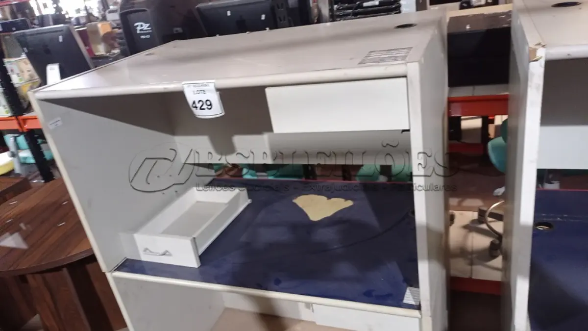 LOTE 429 - 02 MESAS DE ESCRITÓRIO COM 01 GAVETA CADA. (NO ESTADO) ATENÇÃO! FAZER A VISITAÇÃO ANTES DE ARREMATAR, NÃO SABEMOS SE FUNCIONA, LEILÃO NÃO TEM GARANTIA E NEM DEVOLUÇÃO, SUJEITO A POSSÍVEIS AVARIAS VISÍVEIS/OCULTAS E/OU AUSÊNCIA DE COMPONENTES.