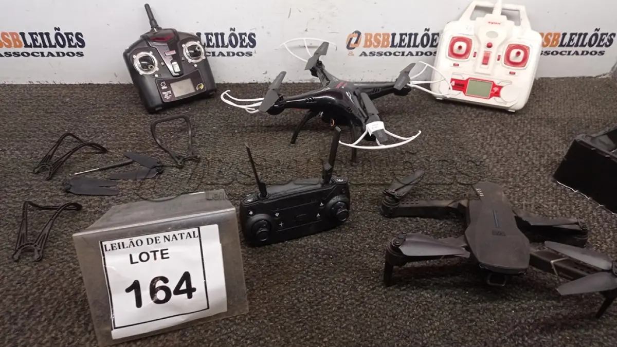 LOTE 164 - 02 DRONES. (NO ESTADO) ATENÇÃO! FAZER A VISITAÇÃO ANTES DE ARREMATAR, NÃO SABEMOS SE FUNCIONA, LEILÃO NÃO TEM GARANTIA E NEM DEVOLUÇÃO, SUJEITO A POSSÍVEIS AVARIAS VISÍVEIS/OCULTAS E/OU AUSÊNCIA DE COMPONENTES.