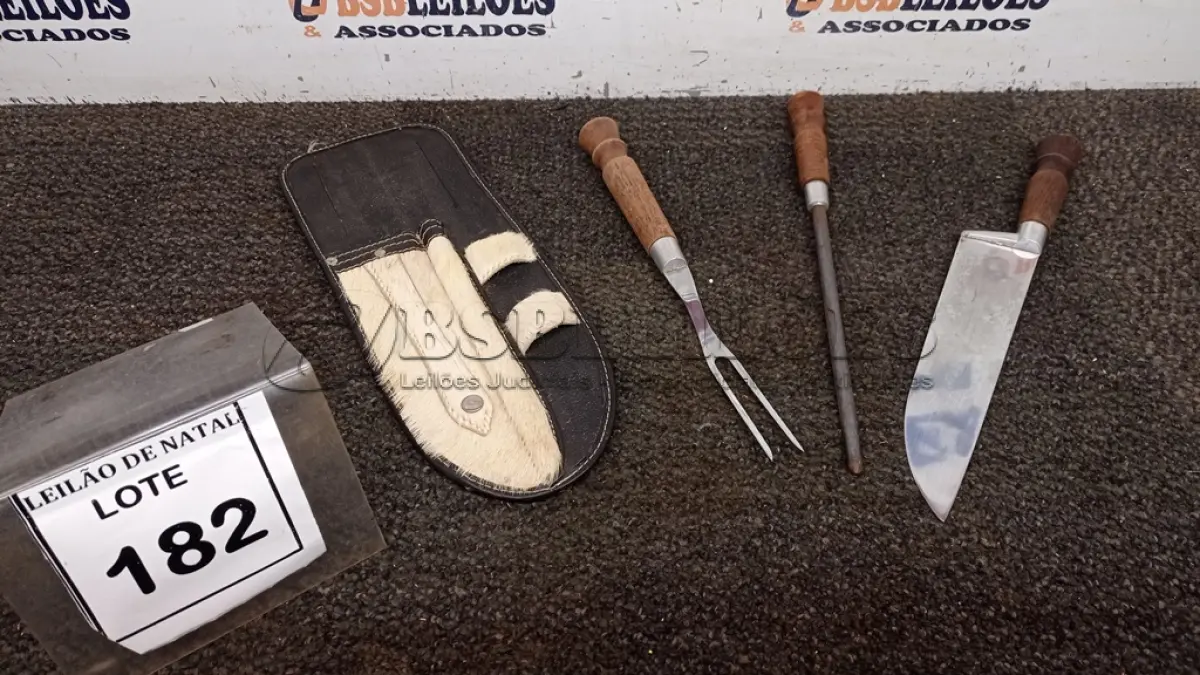 LOTE 182 - 01 KIT PARA CHURRASCO. (NO ESTADO) ATENÇÃO! FAZER A VISITAÇÃO ANTES DE ARREMATAR, NÃO SABEMOS SE FUNCIONA, LEILÃO NÃO TEM GARANTIA E NEM DEVOLUÇÃO, SUJEITO A POSSÍVEIS AVARIAS VISÍVEIS/OCULTAS E/OU AUSÊNCIA DE COMPONENTES.