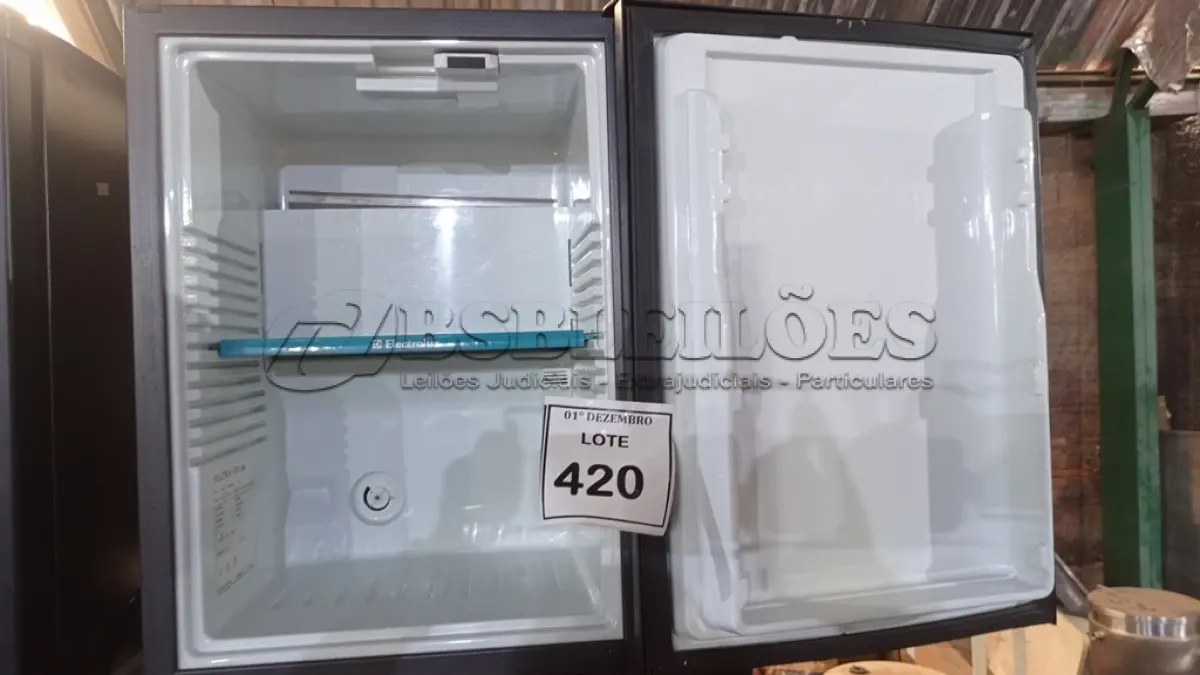 LOTE 420 - 01 FRIGOBAR MARCA ELECTROLUX. (NO ESTADO) ATENÇÃO! FAZER A VISITAÇÃO ANTES DE ARREMATAR, NÃO SABEMOS SE FUNCIONA, LEILÃO NÃO TEM GARANTIA E NEM DEVOLUÇÃO, SUJEITO A POSSÍVEIS AVARIAS VISÍVEIS/OCULTAS E/OU AUSÊNCIA DE COMPONENTES.