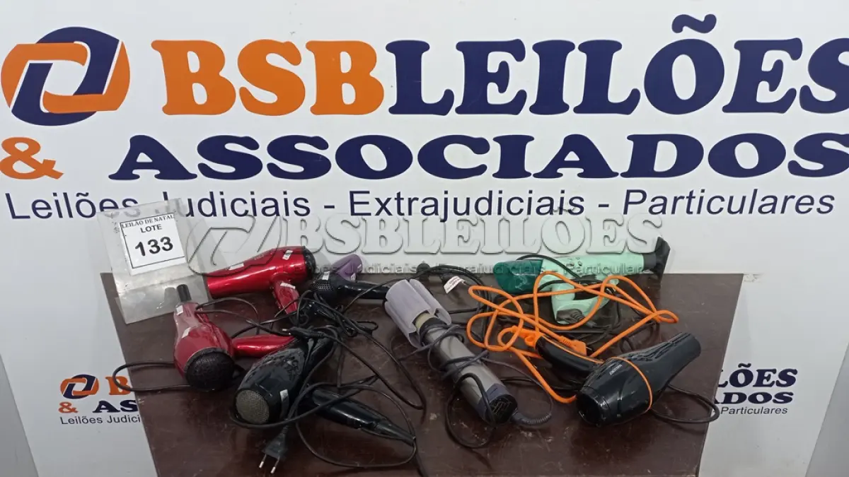LOTE 133 - 01 ESCOVA DE CABELO ELÉTRICA, 01 VAPORIZADOR DE ROUPAS E 05 SECADORES DE CABELO DE MARCAS E MODELOS DIVERSOS. (NO ESTADO) ATENÇÃO! FAZER A VISITAÇÃO ANTES DE ARREMATAR, NÃO SABEMOS SE FUNCIONA, LEILÃO NÃO TEM GARANTIA E NEM DEVOLUÇÃO, SUJEITO A POSSÍVEIS AVARIAS VISÍVEIS/OCULTAS E/OU AUSÊNCIA DE COMPONENTES.