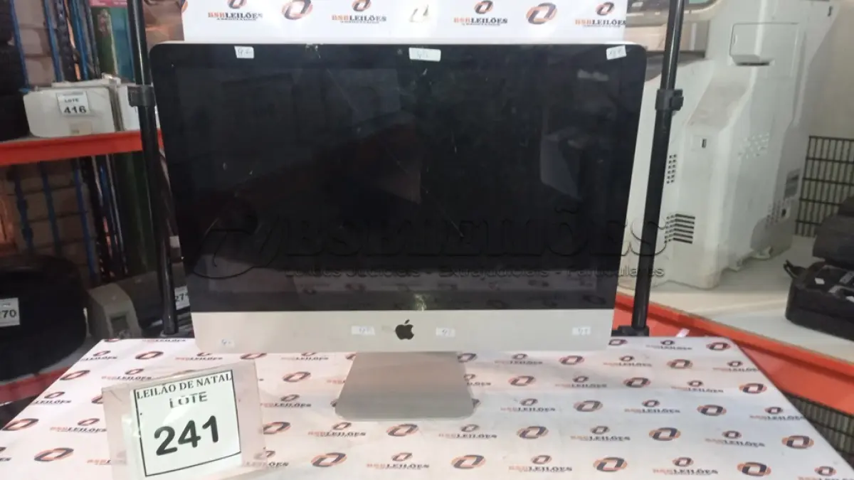 LOTE 241 - 01 IMAC APPLE. (NO ESTADO) ATENÇÃO! FAZER A VISITAÇÃO ANTES DE ARREMATAR, NÃO SABEMOS SE FUNCIONA, LEILÃO NÃO TEM GARANTIA E NEM DEVOLUÇÃO, SUJEITO A POSSÍVEIS AVARIAS VISÍVEIS/OCULTAS E/OU AUSÊNCIA DE COMPONENTES.