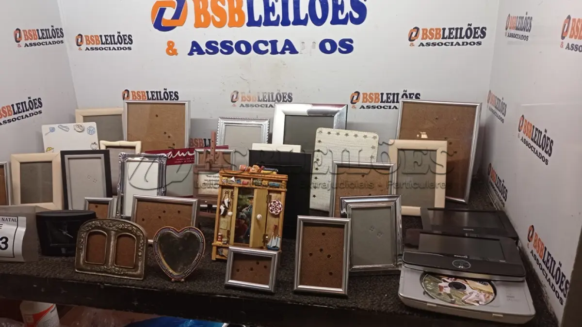 LOTE 173 - 01 LOTE COM GRANDE QUANTIDADE DE PORTA RETRATOS. (NO ESTADO) ATENÇÃO! FAZER A VISITAÇÃO ANTES DE ARREMATAR, NÃO SABEMOS SE FUNCIONA, LEILÃO NÃO TEM GARANTIA E NEM DEVOLUÇÃO, SUJEITO A POSSÍVEIS AVARIAS VISÍVEIS/OCULTAS E/OU AUSÊNCIA DE COMPONENTES.