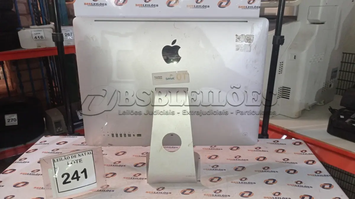 LOTE 241 - 01 IMAC APPLE. (NO ESTADO) ATENÇÃO! FAZER A VISITAÇÃO ANTES DE ARREMATAR, NÃO SABEMOS SE FUNCIONA, LEILÃO NÃO TEM GARANTIA E NEM DEVOLUÇÃO, SUJEITO A POSSÍVEIS AVARIAS VISÍVEIS/OCULTAS E/OU AUSÊNCIA DE COMPONENTES.