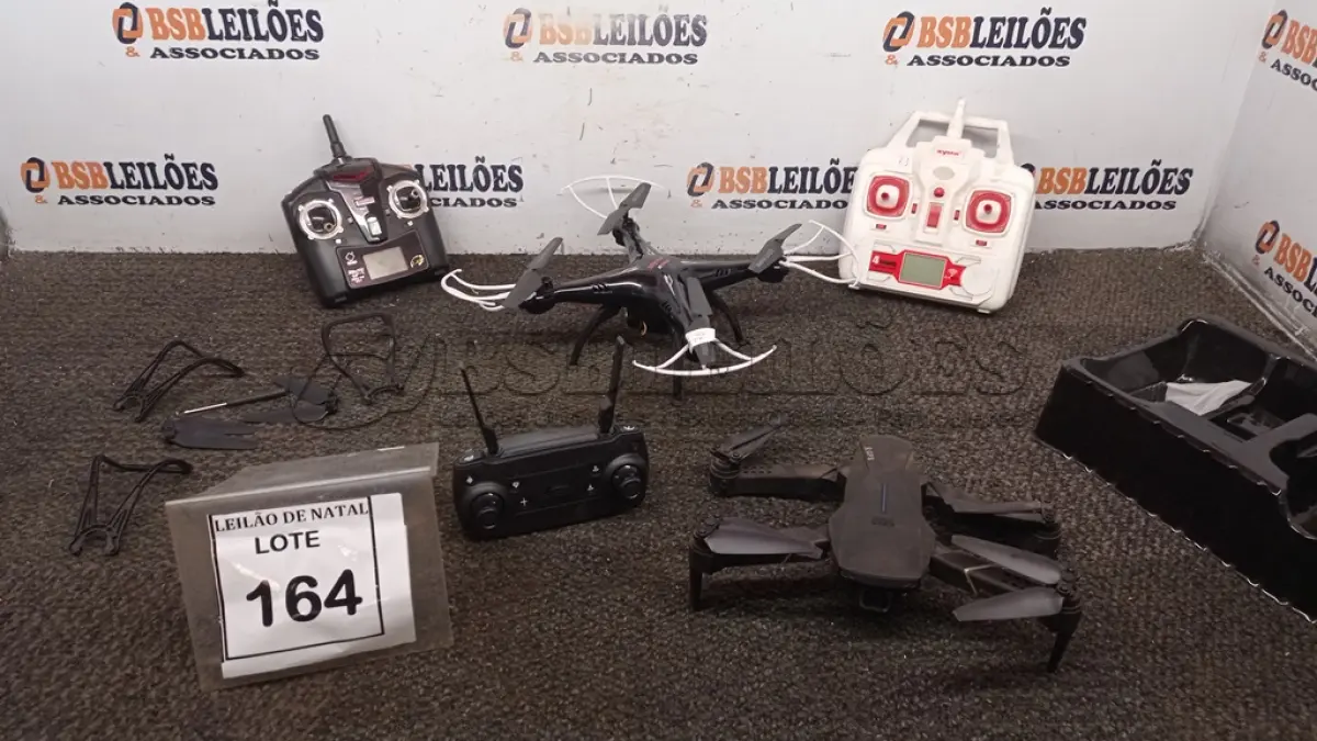 LOTE 164 - 02 DRONES. (NO ESTADO) ATENÇÃO! FAZER A VISITAÇÃO ANTES DE ARREMATAR, NÃO SABEMOS SE FUNCIONA, LEILÃO NÃO TEM GARANTIA E NEM DEVOLUÇÃO, SUJEITO A POSSÍVEIS AVARIAS VISÍVEIS/OCULTAS E/OU AUSÊNCIA DE COMPONENTES.