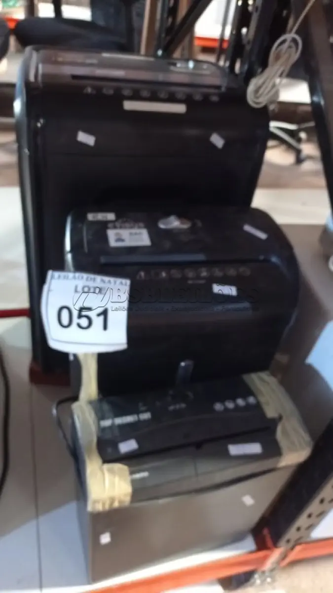 LOTE 051 - 03 FRAGMENTADORAS DE PAPEL DE MARCAS E MODELOS DIVERSOS. (NO ESTADO) ATENÇÃO! FAZER A VISITAÇÃO ANTES DE ARREMATAR, NÃO SABEMOS SE FUNCIONA, LEILÃO NÃO TEM GARANTIA E NEM DEVOLUÇÃO, SUJEITO A POSSÍVEIS AVARIAS VISÍVEIS/OCULTAS E/OU AUSÊNCIA DE COMPONENTES.