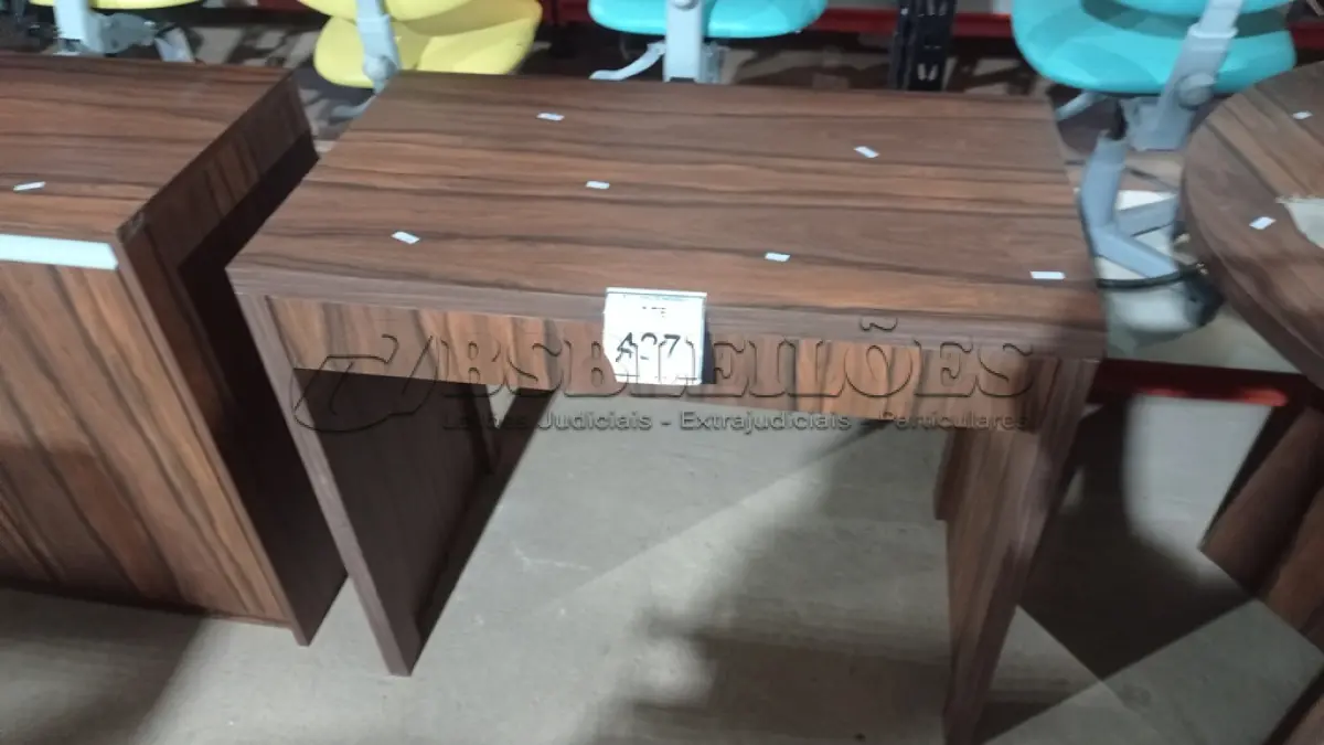 LOTE 427 - 01 MESA DE ESCRITÓRIO COM 01 GAVETA. (NO ESTADO) ATENÇÃO! FAZER A VISITAÇÃO ANTES DE ARREMATAR, NÃO SABEMOS SE FUNCIONA, LEILÃO NÃO TEM GARANTIA E NEM DEVOLUÇÃO, SUJEITO A POSSÍVEIS AVARIAS VISÍVEIS/OCULTAS E/OU AUSÊNCIA DE COMPONENTES.