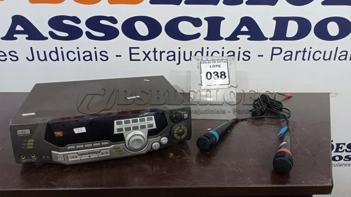 LOTE 038 - 01 KARAOKÊ COM 02 MICROFONES. (NO ESTADO) ATENÇÃO! FAZER A VISITAÇÃO ANTES DE ARREMATAR, NÃO SABEMOS SE FUNCIONA, LEILÃO NÃO TEM GARANTIA E NEM DEVOLUÇÃO, SUJEITO A POSSÍVEIS AVARIAS VISÍVEIS/OCULTAS E/OU AUSÊNCIA DE COMPONENTES.