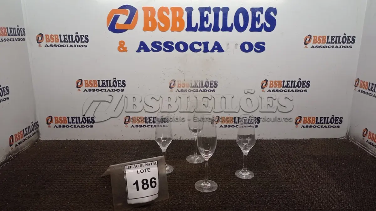 LOTE 186 - 04 TAÇAS PARA ESPUMANTE. (NO ESTADO) ATENÇÃO! FAZER A VISITAÇÃO ANTES DE ARREMATAR, NÃO SABEMOS SE FUNCIONA, LEILÃO NÃO TEM GARANTIA E NEM DEVOLUÇÃO, SUJEITO A POSSÍVEIS AVARIAS VISÍVEIS/OCULTAS E/OU AUSÊNCIA DE COMPONENTES.