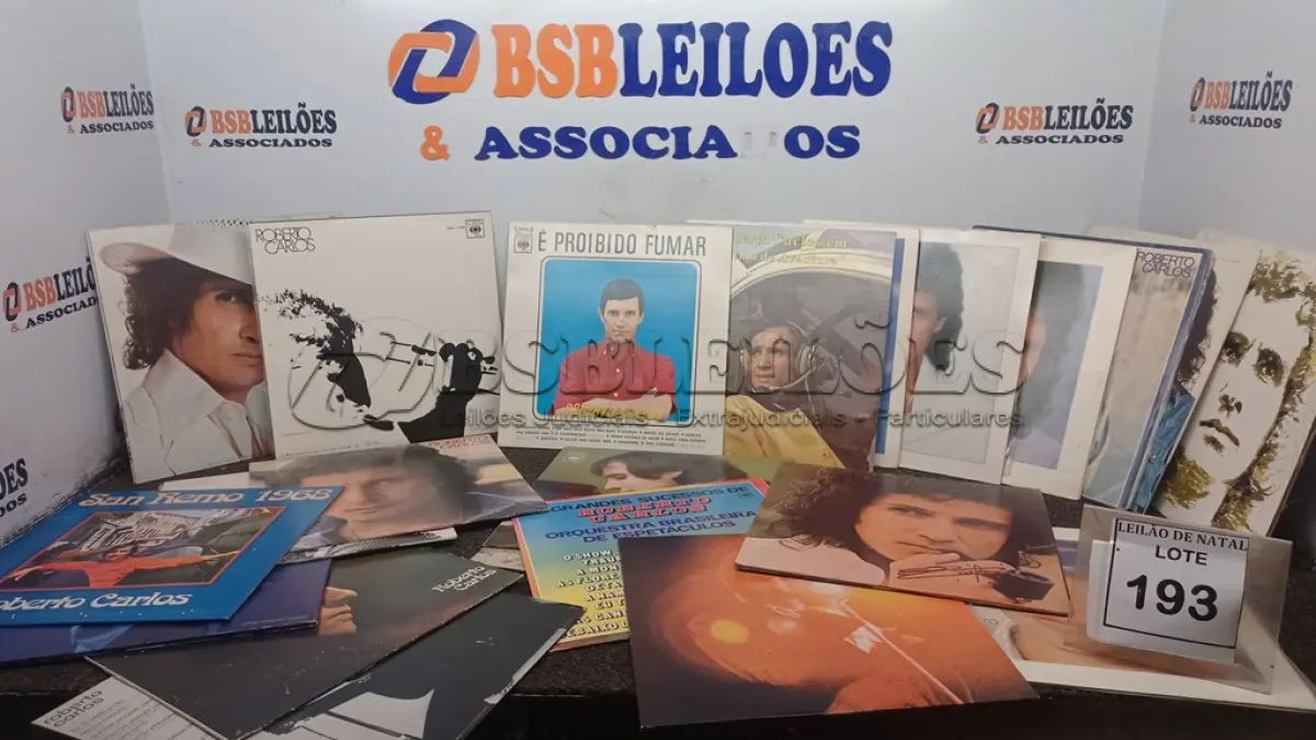 LOTE 193 - 01 COLEÇÃO DE DISCOS DO ARTISTA ROBERTO CARLOS. (NO ESTADO) ATENÇÃO! FAZER A VISITAÇÃO ANTES DE ARREMATAR, NÃO SABEMOS SE FUNCIONA, LEILÃO NÃO TEM GARANTIA E NEM DEVOLUÇÃO, SUJEITO A POSSÍVEIS AVARIAS VISÍVEIS/OCULTAS E/OU AUSÊNCIA DE COMPONENTES.