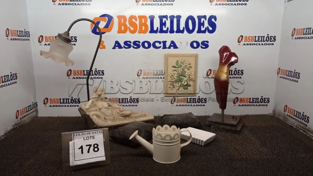 LOTE 178 - 01 ABAJUR COM ESCULTURA DECORATIVA, 01 ESCULTURA DECORATIVA DE MADEIRA, 01 QUADRO DE PEDRA DECORATIVA, 01 REGADOR DECORATIVO E 02 PESOS DE PORTA. (NO ESTADO) ATENÇÃO! FAZER A VISITAÇÃO ANTES DE ARREMATAR, NÃO SABEMOS SE FUNCIONA, LEILÃO NÃO TEM GARANTIA E NEM DEVOLUÇÃO, SUJEITO A POSSÍVEIS AVARIAS VISÍVEIS/OCULTAS E/OU AUSÊNCIA DE COMPONENTES.