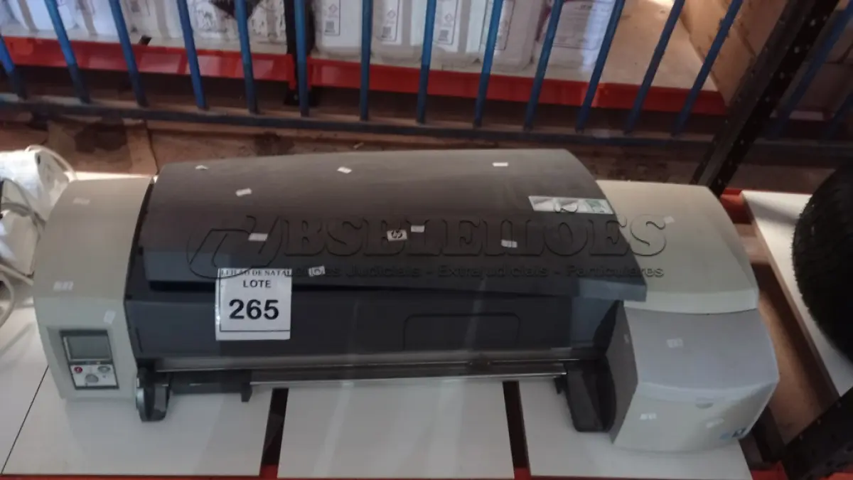 LOTE 265 - 01 PLOTTER DE MESA MODELO DESIGNJET 111 MARCA HP. (NO ESTADO) ATENÇÃO! FAZER A VISITAÇÃO ANTES DE ARREMATAR, NÃO SABEMOS SE FUNCIONA, LEILÃO NÃO TEM GARANTIA E NEM DEVOLUÇÃO, SUJEITO A POSSÍVEIS AVARIAS VISÍVEIS/OCULTAS E/OU AUSÊNCIA DE COMPONENTES.
