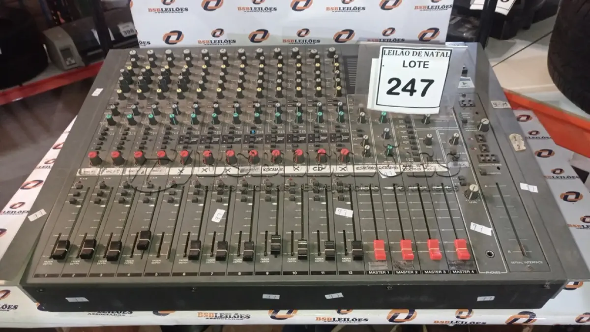 LOTE 247 - 01 MESA DE SOM 12 CANAIS MODELO MXP-390 MARCA SONY. (NO ESTADO) ATENÇÃO! FAZER A VISITAÇÃO ANTES DE ARREMATAR, NÃO SABEMOS SE FUNCIONA, LEILÃO NÃO TEM GARANTIA E NEM DEVOLUÇÃO, SUJEITO A POSSÍVEIS AVARIAS VISÍVEIS/OCULTAS E/OU AUSÊNCIA DE COMPONENTES.