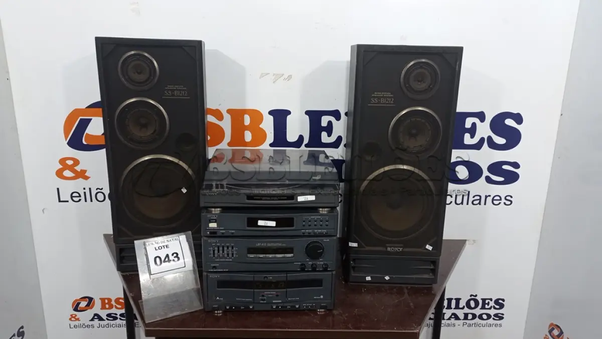 LOTE 043 - 01 APARELHO DE SOM COM 02 CAIXAS MARCA SONY. (NO ESTADO) ATENÇÃO! FAZER A VISITAÇÃO ANTES DE ARREMATAR, NÃO SABEMOS SE FUNCIONA, LEILÃO NÃO TEM GARANTIA E NEM DEVOLUÇÃO, SUJEITO A POSSÍVEIS AVARIAS VISÍVEIS/OCULTAS E/OU AUSÊNCIA DE COMPONENTES.