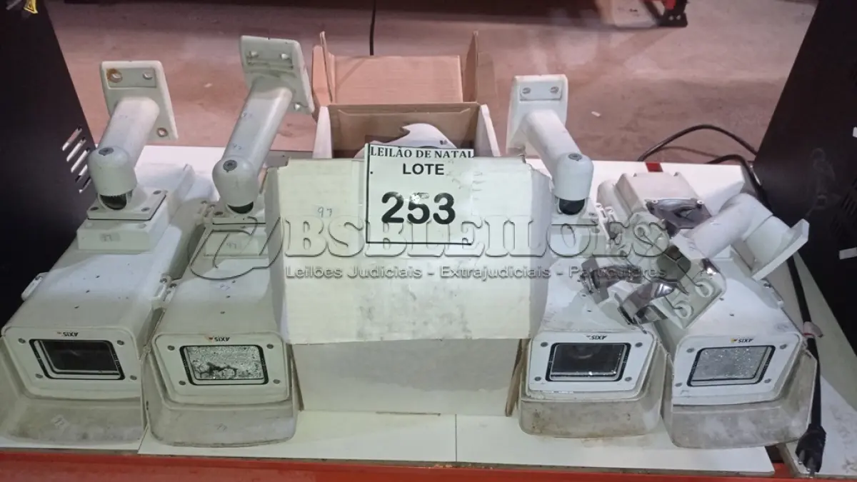 LOTE 253 - 07 CÂMERAS DE MONITORAMENTO MARCAS AXIS E AVIGILON. (NO ESTADO) ATENÇÃO! FAZER A VISITAÇÃO ANTES DE ARREMATAR, NÃO SABEMOS SE FUNCIONA, LEILÃO NÃO TEM GARANTIA E NEM DEVOLUÇÃO, SUJEITO A POSSÍVEIS AVARIAS VISÍVEIS/OCULTAS E/OU AUSÊNCIA DE COMPONENTES.